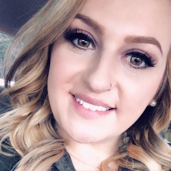 Meet your Posher, Amanda - Picture 1 of 1